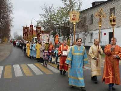 Пресвятая Богородице, моли Бога о нас ! В день празднования иконе Божией Матери «Казанская» по улицам города Новозыбкова прошел Крестный ход и совершена сугубая молитва о народном единстве