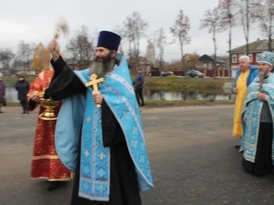 Пресвятая Богородице, моли Бога о нас ! В день празднования иконе Божией Матери «Казанская» по улицам города Новозыбкова прошел Крестный ход и совершена сугубая молитва о народном единстве