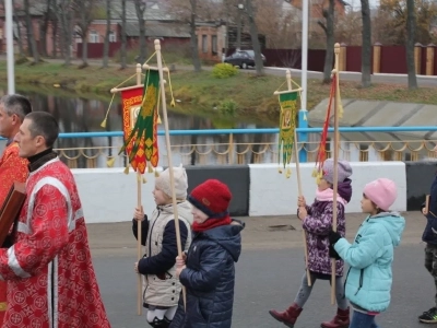 Пресвятая Богородице, моли Бога о нас ! В день празднования иконе Божией Матери «Казанская» по улицам города Новозыбкова прошел Крестный ход и совершена сугубая молитва о народном единстве