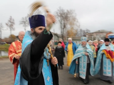 Пресвятая Богородице, моли Бога о нас ! В день празднования иконе Божией Матери «Казанская» по улицам города Новозыбкова прошел Крестный ход и совершена сугубая молитва о народном единстве