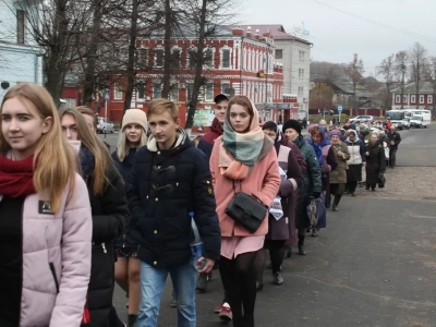 Пресвятая Богородице, моли Бога о нас ! В день празднования иконе Божией Матери «Казанская» по улицам города Новозыбкова прошел Крестный ход и совершена сугубая молитва о народном единстве