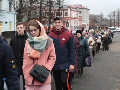 Пресвятая Богородице, моли Бога о нас ! В день празднования иконе Божией Матери «Казанская» по улицам города Новозыбкова прошел Крестный ход и совершена сугубая молитва о народном единстве