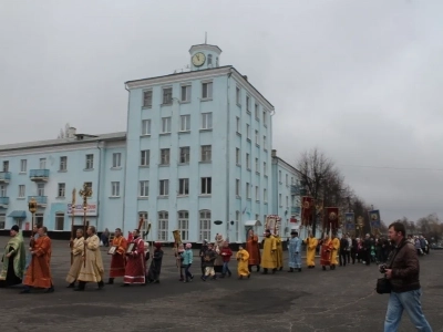 Пресвятая Богородице, моли Бога о нас ! В день празднования иконе Божией Матери «Казанская» по улицам города Новозыбкова прошел Крестный ход и совершена сугубая молитва о народном единстве