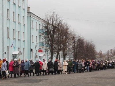 Пресвятая Богородице, моли Бога о нас ! В день празднования иконе Божией Матери «Казанская» по улицам города Новозыбкова прошел Крестный ход и совершена сугубая молитва о народном единстве