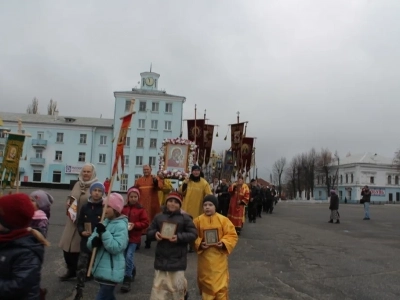 Пресвятая Богородице, моли Бога о нас ! В день празднования иконе Божией Матери «Казанская» по улицам города Новозыбкова прошел Крестный ход и совершена сугубая молитва о народном единстве