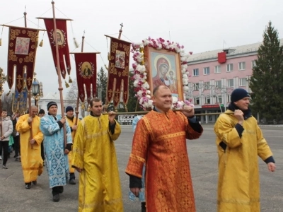 Пресвятая Богородице, моли Бога о нас ! В день празднования иконе Божией Матери «Казанская» по улицам города Новозыбкова прошел Крестный ход и совершена сугубая молитва о народном единстве