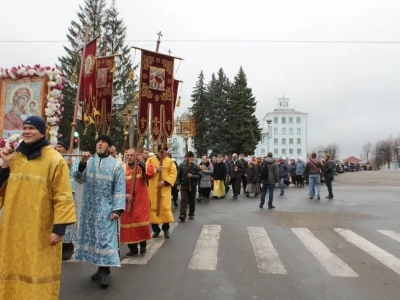 Пресвятая Богородице, моли Бога о нас ! В день празднования иконе Божией Матери «Казанская» по улицам города Новозыбкова прошел Крестный ход и совершена сугубая молитва о народном единстве