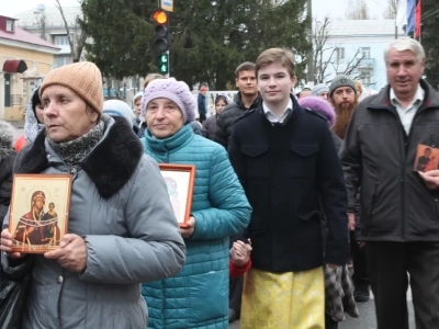 Пресвятая Богородице, моли Бога о нас ! В день празднования иконе Божией Матери «Казанская» по улицам города Новозыбкова прошел Крестный ход и совершена сугубая молитва о народном единстве