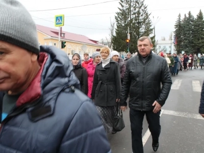 Пресвятая Богородице, моли Бога о нас ! В день празднования иконе Божией Матери «Казанская» по улицам города Новозыбкова прошел Крестный ход и совершена сугубая молитва о народном единстве