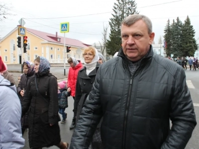 Пресвятая Богородице, моли Бога о нас ! В день празднования иконе Божией Матери «Казанская» по улицам города Новозыбкова прошел Крестный ход и совершена сугубая молитва о народном единстве