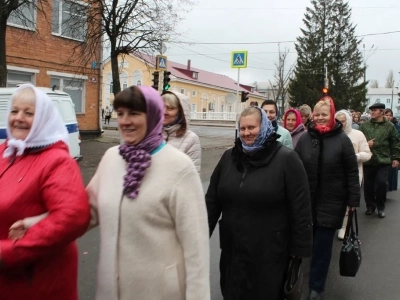 Пресвятая Богородице, моли Бога о нас ! В день празднования иконе Божией Матери «Казанская» по улицам города Новозыбкова прошел Крестный ход и совершена сугубая молитва о народном единстве