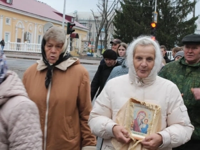 Пресвятая Богородице, моли Бога о нас ! В день празднования иконе Божией Матери «Казанская» по улицам города Новозыбкова прошел Крестный ход и совершена сугубая молитва о народном единстве