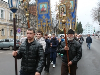 Пресвятая Богородице, моли Бога о нас ! В день празднования иконе Божией Матери «Казанская» по улицам города Новозыбкова прошел Крестный ход и совершена сугубая молитва о народном единстве