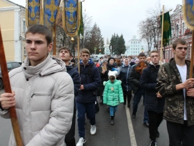 Пресвятая Богородице, моли Бога о нас ! В день празднования иконе Божией Матери «Казанская» по улицам города Новозыбкова прошел Крестный ход и совершена сугубая молитва о народном единстве