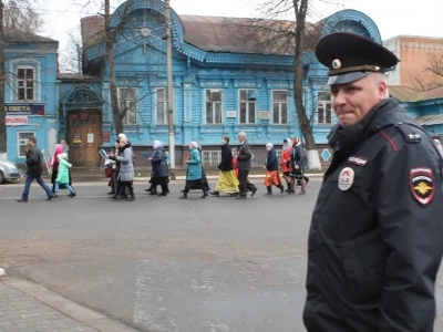 Пресвятая Богородице, моли Бога о нас ! В день празднования иконе Божией Матери «Казанская» по улицам города Новозыбкова прошел Крестный ход и совершена сугубая молитва о народном единстве