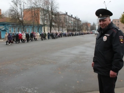 Пресвятая Богородице, моли Бога о нас ! В день празднования иконе Божией Матери «Казанская» по улицам города Новозыбкова прошел Крестный ход и совершена сугубая молитва о народном единстве