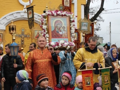 Пресвятая Богородице, моли Бога о нас ! В день празднования иконе Божией Матери «Казанская» по улицам города Новозыбкова прошел Крестный ход и совершена сугубая молитва о народном единстве