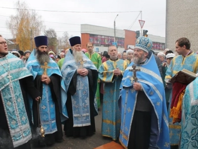 Пресвятая Богородице, моли Бога о нас ! В день празднования иконе Божией Матери «Казанская» по улицам города Новозыбкова прошел Крестный ход и совершена сугубая молитва о народном единстве