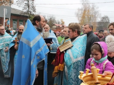 Пресвятая Богородице, моли Бога о нас ! В день празднования иконе Божией Матери «Казанская» по улицам города Новозыбкова прошел Крестный ход и совершена сугубая молитва о народном единстве