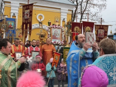 Пресвятая Богородице, моли Бога о нас ! В день празднования иконе Божией Матери «Казанская» по улицам города Новозыбкова прошел Крестный ход и совершена сугубая молитва о народном единстве