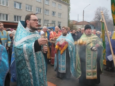 Пресвятая Богородице, моли Бога о нас ! В день празднования иконе Божией Матери «Казанская» по улицам города Новозыбкова прошел Крестный ход и совершена сугубая молитва о народном единстве