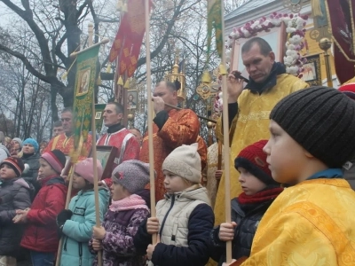 Пресвятая Богородице, моли Бога о нас ! В день празднования иконе Божией Матери «Казанская» по улицам города Новозыбкова прошел Крестный ход и совершена сугубая молитва о народном единстве