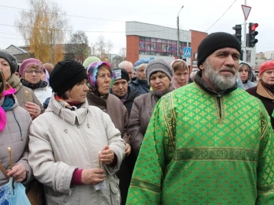 Пресвятая Богородице, моли Бога о нас ! В день празднования иконе Божией Матери «Казанская» по улицам города Новозыбкова прошел Крестный ход и совершена сугубая молитва о народном единстве