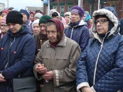 Пресвятая Богородице, моли Бога о нас ! В день празднования иконе Божией Матери «Казанская» по улицам города Новозыбкова прошел Крестный ход и совершена сугубая молитва о народном единстве