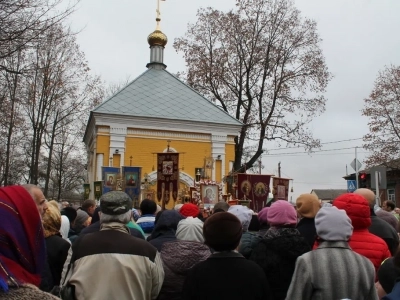 Пресвятая Богородице, моли Бога о нас ! В день празднования иконе Божией Матери «Казанская» по улицам города Новозыбкова прошел Крестный ход и совершена сугубая молитва о народном единстве