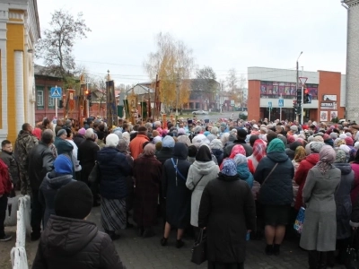 Пресвятая Богородице, моли Бога о нас ! В день празднования иконе Божией Матери «Казанская» по улицам города Новозыбкова прошел Крестный ход и совершена сугубая молитва о народном единстве