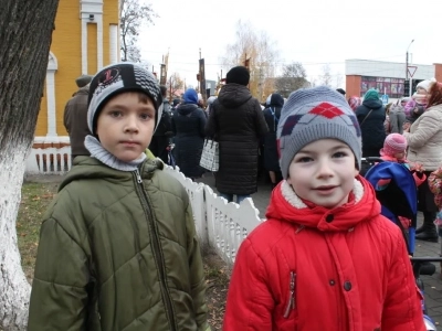 Пресвятая Богородице, моли Бога о нас ! В день празднования иконе Божией Матери «Казанская» по улицам города Новозыбкова прошел Крестный ход и совершена сугубая молитва о народном единстве