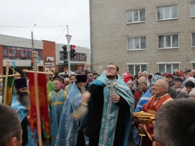 Пресвятая Богородице, моли Бога о нас ! В день празднования иконе Божией Матери «Казанская» по улицам города Новозыбкова прошел Крестный ход и совершена сугубая молитва о народном единстве