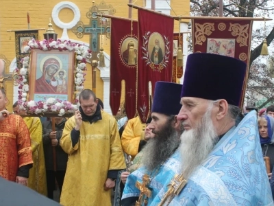 Пресвятая Богородице, моли Бога о нас ! В день празднования иконе Божией Матери «Казанская» по улицам города Новозыбкова прошел Крестный ход и совершена сугубая молитва о народном единстве