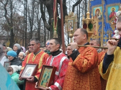 Пресвятая Богородице, моли Бога о нас ! В день празднования иконе Божией Матери «Казанская» по улицам города Новозыбкова прошел Крестный ход и совершена сугубая молитва о народном единстве