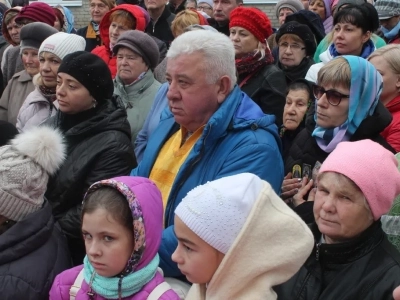 Пресвятая Богородице, моли Бога о нас ! В день празднования иконе Божией Матери «Казанская» по улицам города Новозыбкова прошел Крестный ход и совершена сугубая молитва о народном единстве