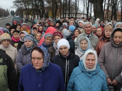 Пресвятая Богородице, моли Бога о нас ! В день празднования иконе Божией Матери «Казанская» по улицам города Новозыбкова прошел Крестный ход и совершена сугубая молитва о народном единстве