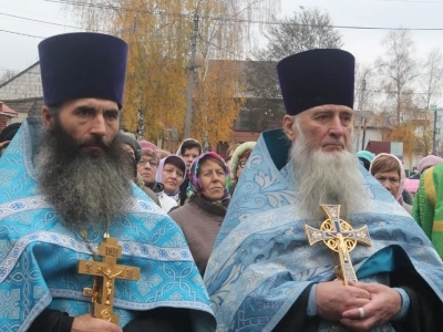 Пресвятая Богородице, моли Бога о нас ! В день празднования иконе Божией Матери «Казанская» по улицам города Новозыбкова прошел Крестный ход и совершена сугубая молитва о народном единстве