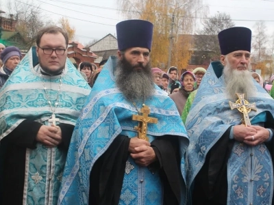 Пресвятая Богородице, моли Бога о нас ! В день празднования иконе Божией Матери «Казанская» по улицам города Новозыбкова прошел Крестный ход и совершена сугубая молитва о народном единстве