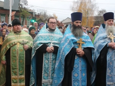 Пресвятая Богородице, моли Бога о нас ! В день празднования иконе Божией Матери «Казанская» по улицам города Новозыбкова прошел Крестный ход и совершена сугубая молитва о народном единстве