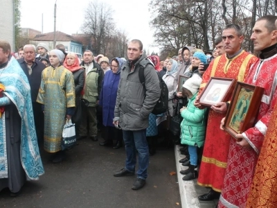 Пресвятая Богородице, моли Бога о нас ! В день празднования иконе Божией Матери «Казанская» по улицам города Новозыбкова прошел Крестный ход и совершена сугубая молитва о народном единстве