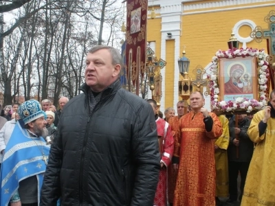 Пресвятая Богородице, моли Бога о нас ! В день празднования иконе Божией Матери «Казанская» по улицам города Новозыбкова прошел Крестный ход и совершена сугубая молитва о народном единстве