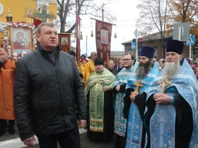 Пресвятая Богородице, моли Бога о нас ! В день празднования иконе Божией Матери «Казанская» по улицам города Новозыбкова прошел Крестный ход и совершена сугубая молитва о народном единстве