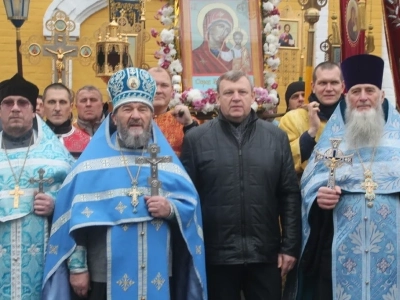 Пресвятая Богородице, моли Бога о нас ! В день празднования иконе Божией Матери «Казанская» по улицам города Новозыбкова прошел Крестный ход и совершена сугубая молитва о народном единстве