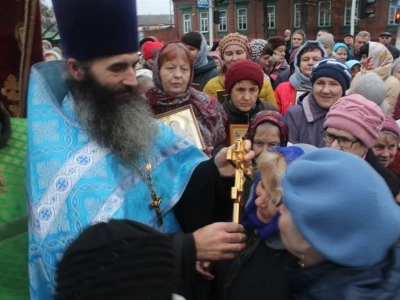 Пресвятая Богородице, моли Бога о нас ! В день празднования иконе Божией Матери «Казанская» по улицам города Новозыбкова прошел Крестный ход и совершена сугубая молитва о народном единстве