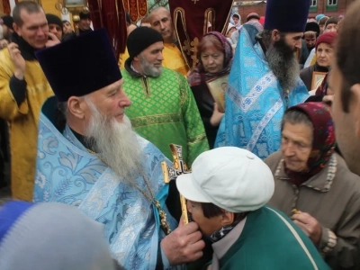 Пресвятая Богородице, моли Бога о нас ! В день празднования иконе Божией Матери «Казанская» по улицам города Новозыбкова прошел Крестный ход и совершена сугубая молитва о народном единстве