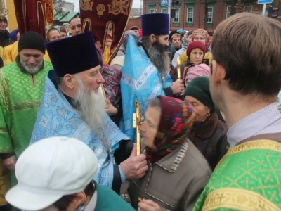 Пресвятая Богородице, моли Бога о нас ! В день празднования иконе Божией Матери «Казанская» по улицам города Новозыбкова прошел Крестный ход и совершена сугубая молитва о народном единстве