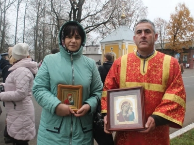 Пресвятая Богородице, моли Бога о нас ! В день празднования иконе Божией Матери «Казанская» по улицам города Новозыбкова прошел Крестный ход и совершена сугубая молитва о народном единстве