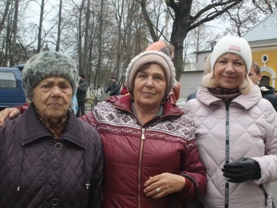 Пресвятая Богородице, моли Бога о нас ! В день празднования иконе Божией Матери «Казанская» по улицам города Новозыбкова прошел Крестный ход и совершена сугубая молитва о народном единстве