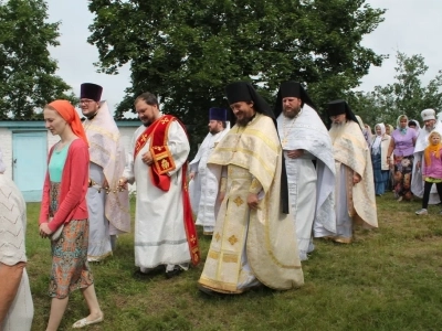 В преддверии 1030-летия Крещения Руси соборная Божественная литургия совершена в Петро-Павловском храме села Добродеевка Новозыбковского благочиния