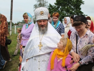 В преддверии 1030-летия Крещения Руси соборная Божественная литургия совершена в Петро-Павловском храме села Добродеевка Новозыбковского благочиния